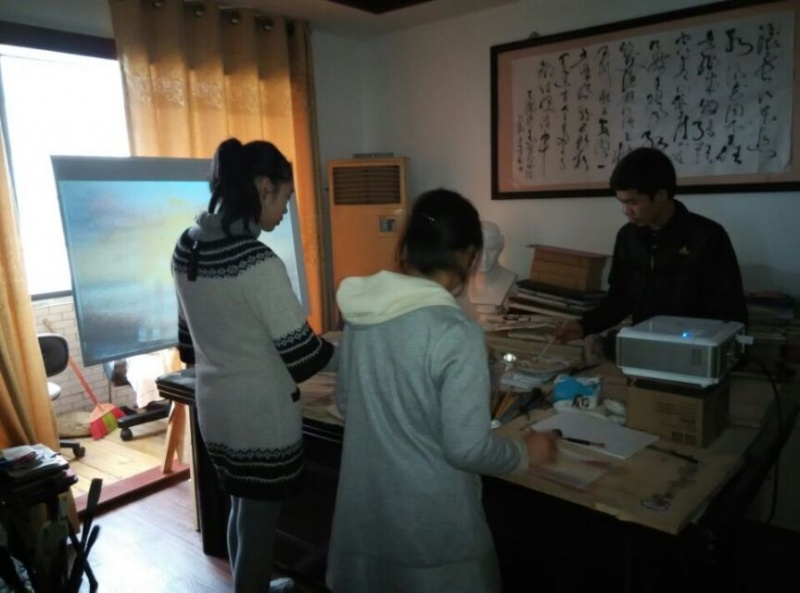 文件:几个学生在画画.jpg