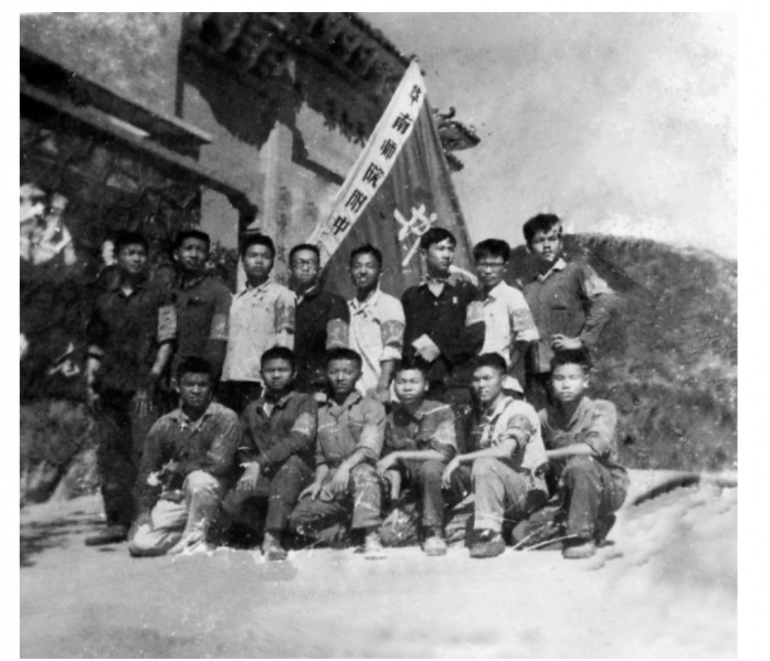 文件:初三6班和高二部分同学照片-1.jpg