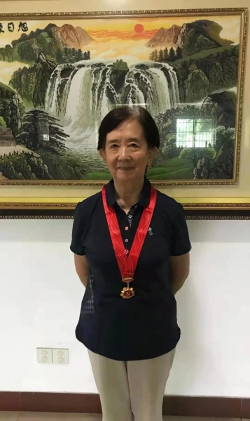 文件:叶晓黎获得纪念章的照片.jpg