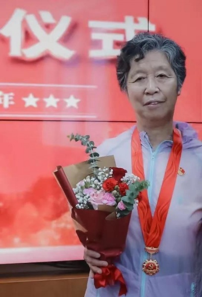 文件:吴晓红获得纪念章的照片.jpg