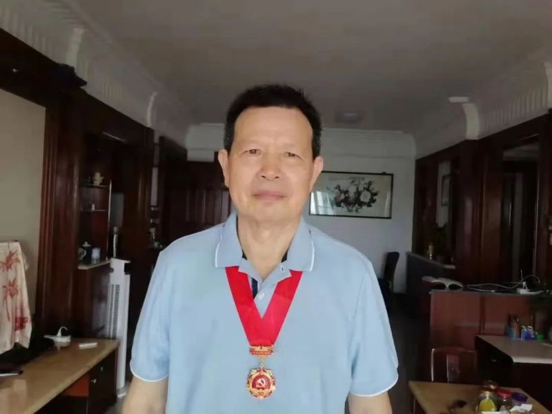 文件:陈燕烈获得纪念章的照片.jpg