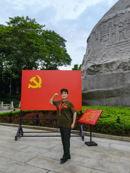 文件:周荣获得纪念章的照片.jpg
