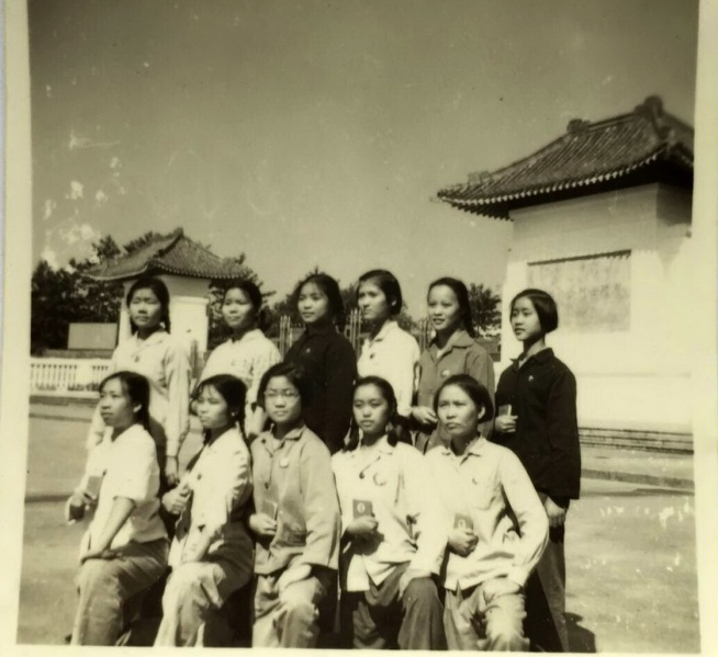文件:高一部分女同学的照片（8）.jpg