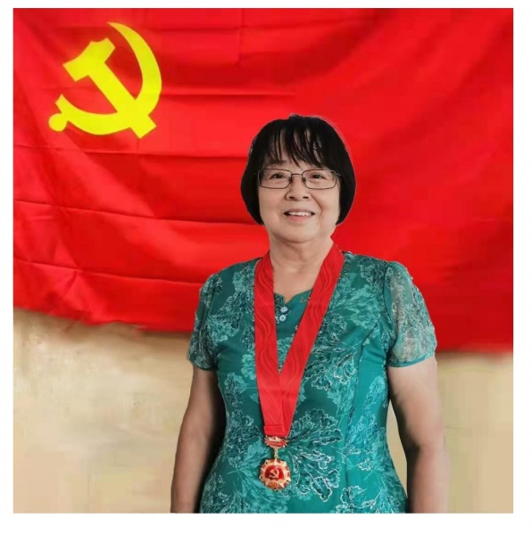 文件:毛红蕾获得纪念章的照片.jpg
