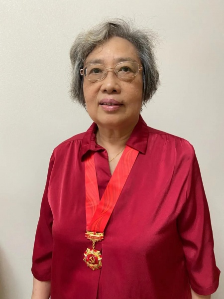 文件:张建丽获得纪念章的照片（2）.jpg