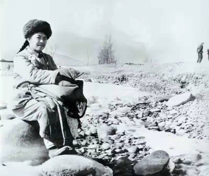 文件:陶斯亮在河边石头上.jpg