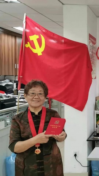 文件:张冬青获得纪念章的照片.jpg