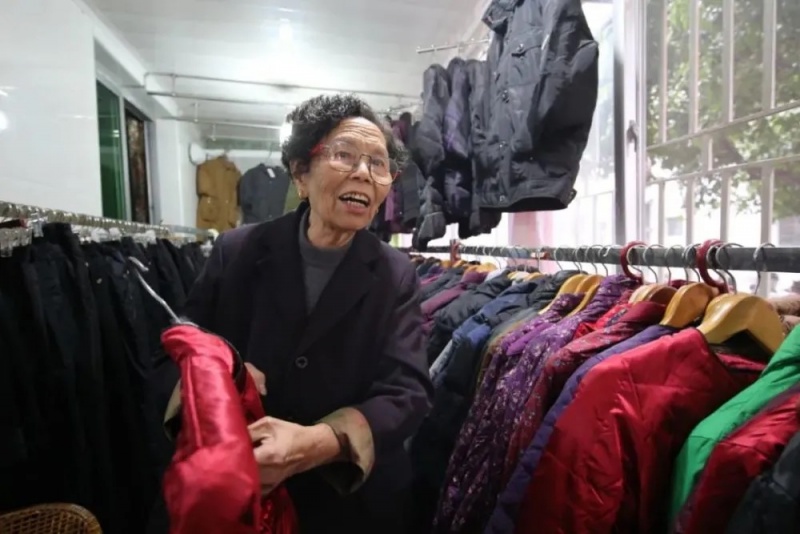 文件:“诚信奶奶”陈金英2.jpg