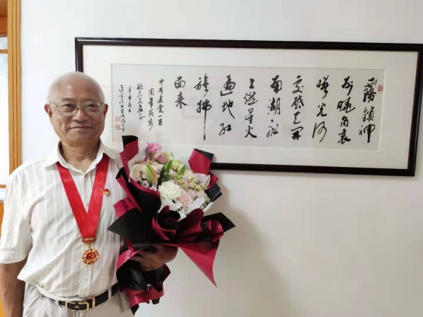 张敏杰获得纪念章的照片.jpg