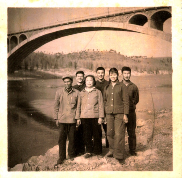 文件:这是我们一家在英德时的照片（1975）（2）.jpg