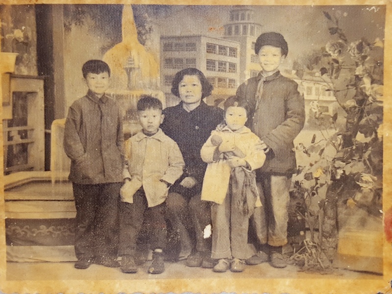文件:我们四兄妹和妈妈的照片（2）-1.jpg