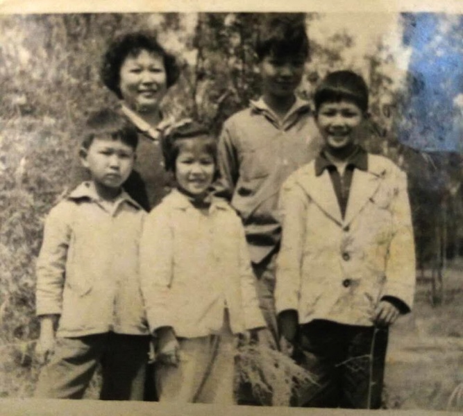 文件:我们四兄妹和妈妈的照片（1）-1.jpg