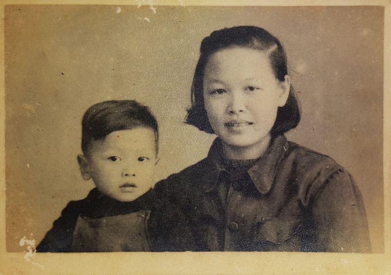 文件:我幼时和妈妈的照片.jpg