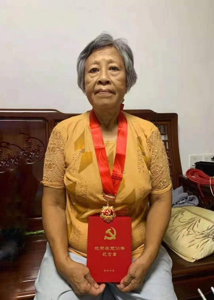 文件:史纪新获得纪念章的照片.jpg