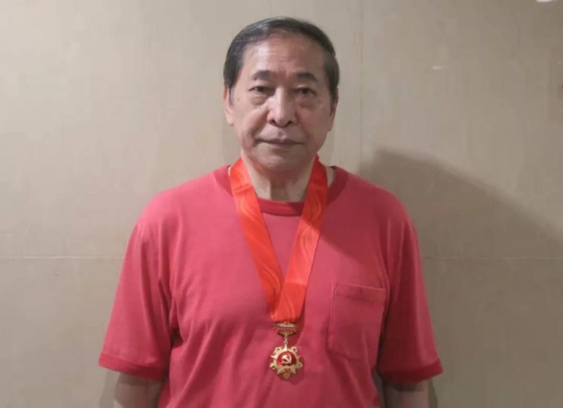 文件:李东陆获得纪念章的照片.jpg