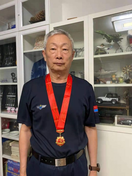 文件:桂林理获得纪念章的照片.jpg