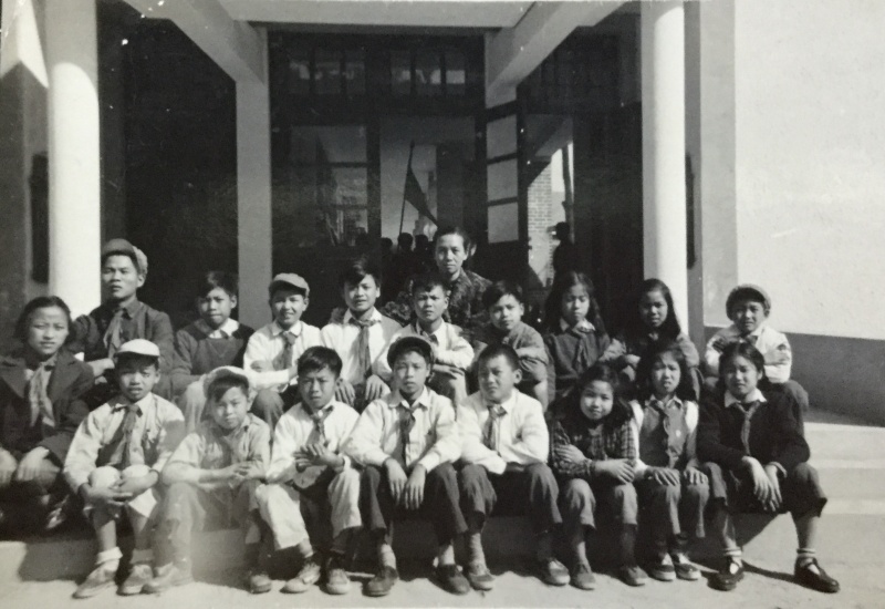 文件:中山大学附小1952届师生合照.jpg