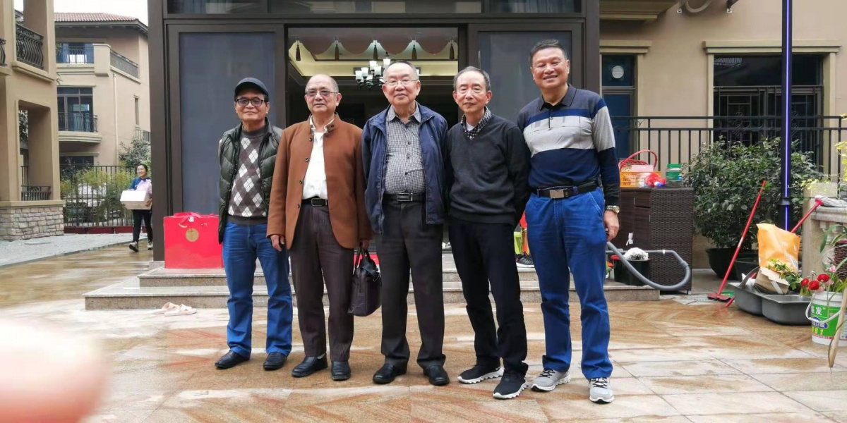 曾一鸣家门口的合影.jpg