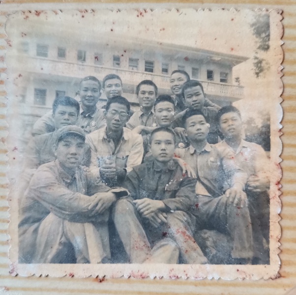 文件:华附68届部分同学毕业前留念01.jpg