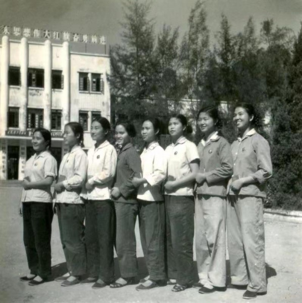 文件:梁小威和“1226”同学的合照（2）.jpg