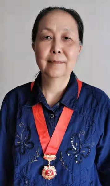 文件:范锦山获得纪念章的照片.jpg