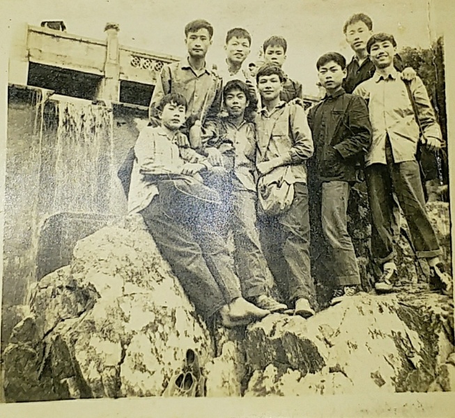 文件:真光65307部分男同学毕业前到白云山的合照（1965年）.jpg