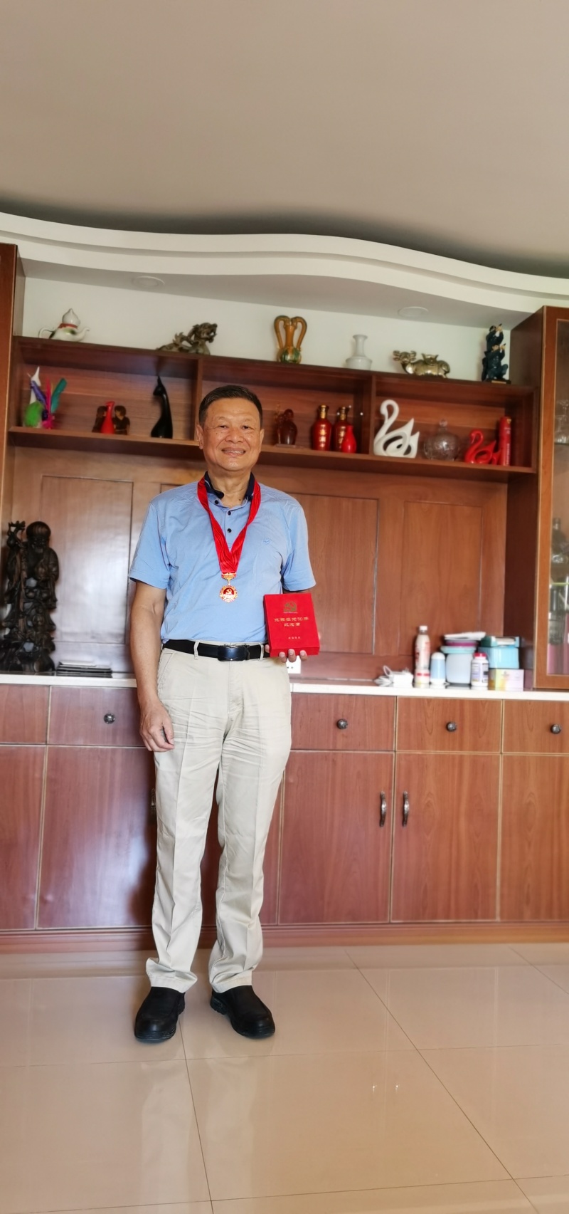 邬鉴民获得“光荣在党五十年纪念章”的照片.jpg