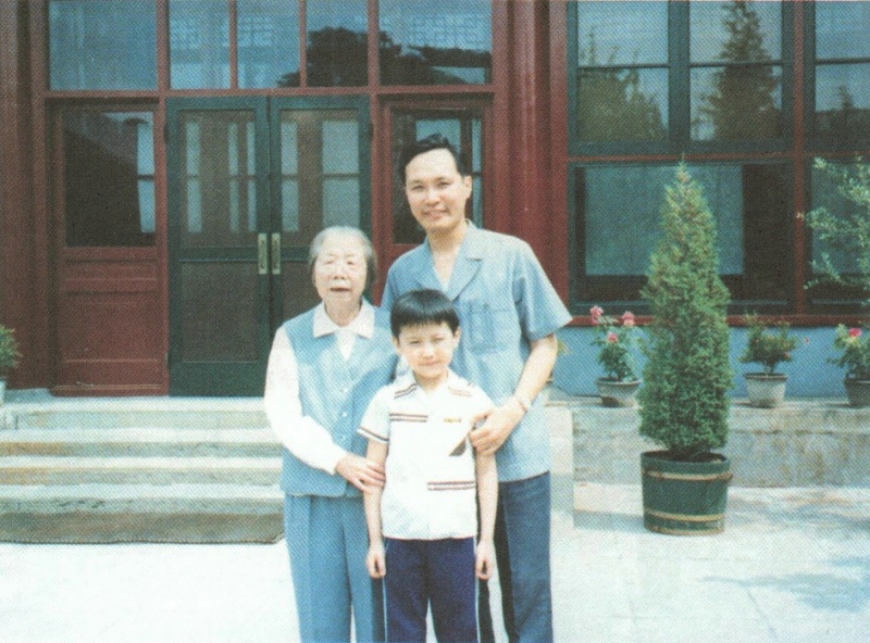 文件:邓颖超与蔡小洪及儿子合影.jpg