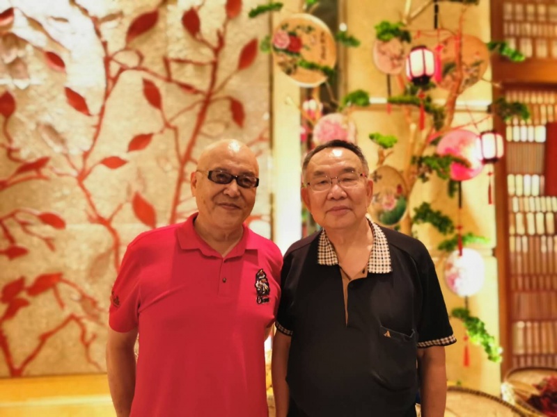 文件:潘国璠与黄永胜三子黄春耀（黄正）的合影.jpg