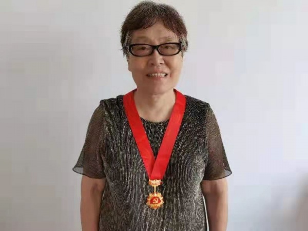 王毅（王西西）获得纪念章的照片.jpg