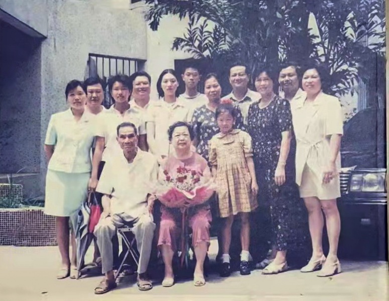 文件:爸爸妈妈金婚纪念照片（3）（1998年7月19日）.jpg