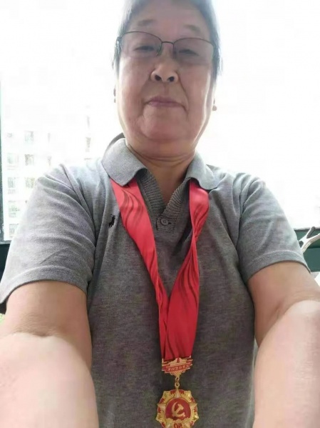 文件:梁智莉获得纪念章的照片.jpg