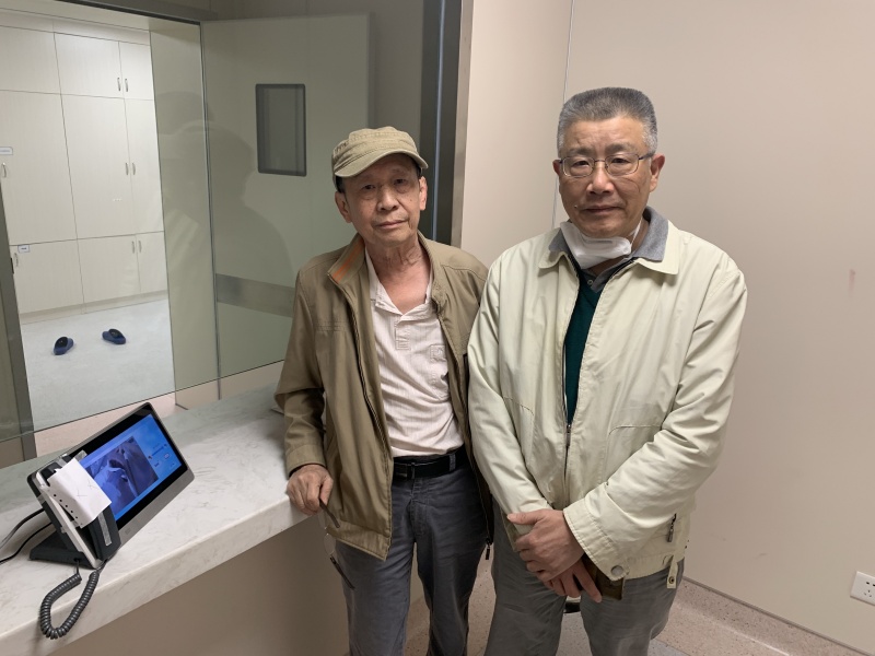 文件:王齐和吴晓南去看望黄式如-1.jpg