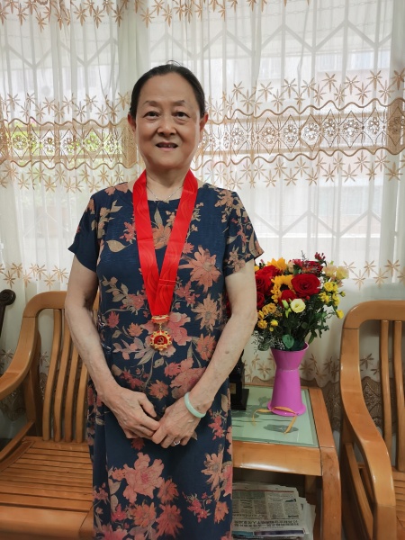 文件:黄伟东获得纪念章的照片.jpg